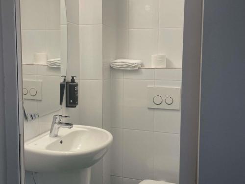 Habitación Estándar con 3 camas individuales del hotel ibis Styles Dunarea Galati. Foto 7