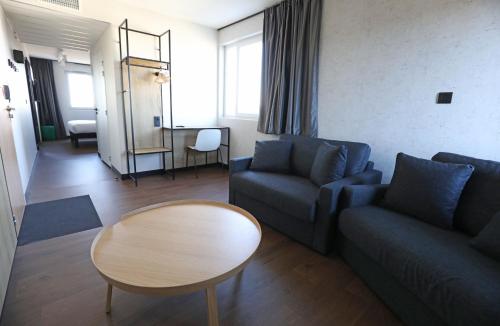 Family Room with One Double Bed and Two Sofa Beds del hotel Ibis Bourgoin Jallieu Medipole