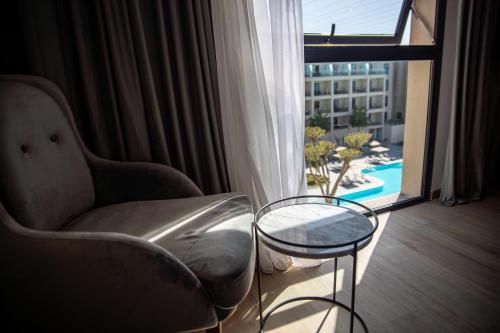 Habitación Estándar con vistas a la piscina del hotel Dominium Palace. Foto 2