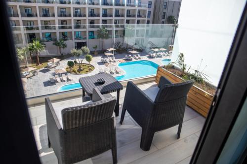 Habitación Familiar Deluxe con vistas a la piscina del hotel Dominium Palace. Foto 4