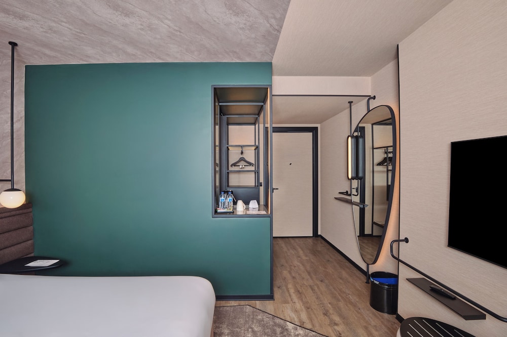 Habitacion Standard con 1 cama doble del hotel Novotel Istanbul Bomonti. Foto 1