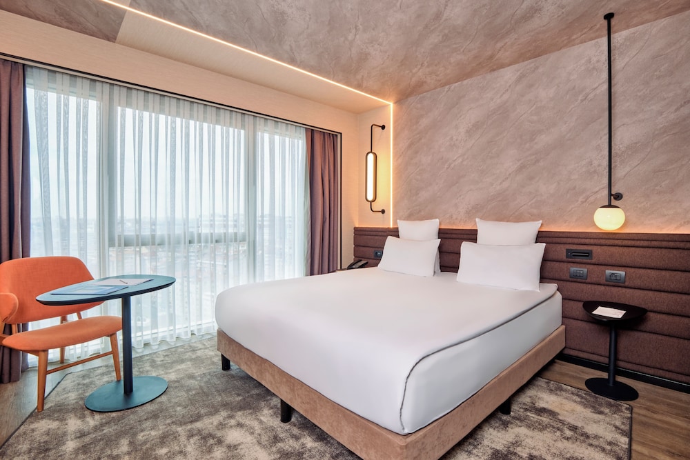 Habitacion Standard con 1 cama doble del hotel Novotel Istanbul Bomonti. Foto 3