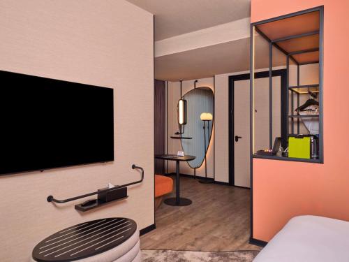 Habitación superior con 2 camas individuales del hotel Novotel Istanbul Bomonti. Foto 3