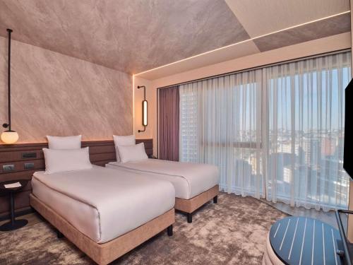 Habitación superior con 2 camas individuales del hotel Novotel Istanbul Bomonti. Foto 7