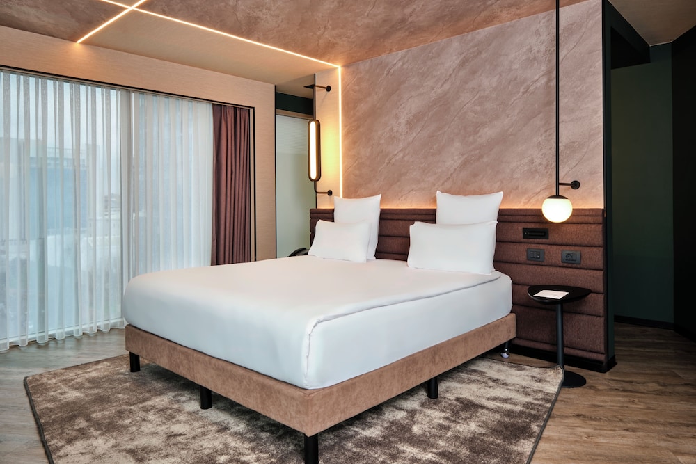 Suite Executive con 1 cama doble del hotel Novotel Istanbul Bomonti. Foto 1