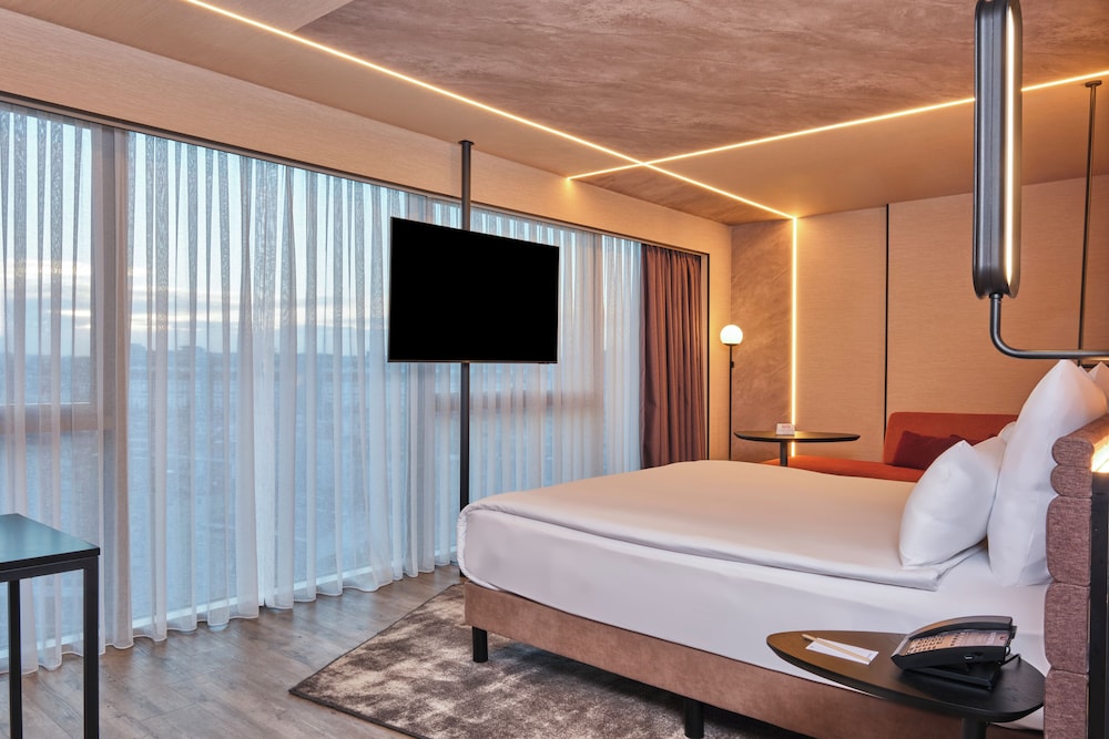 Suite Deluxe con 1 cama doble y sofá del hotel Novotel Istanbul Bomonti