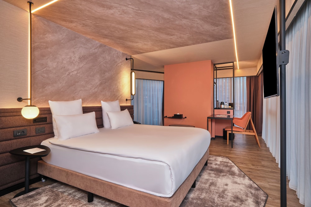 Suite Deluxe con 1 cama doble y sofá del hotel Novotel Istanbul Bomonti. Foto 1