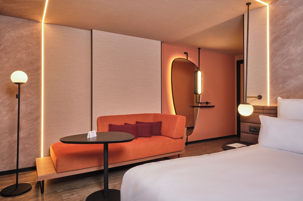 Suite Deluxe con 1 cama doble y sofá del hotel Novotel Istanbul Bomonti. Foto 2
