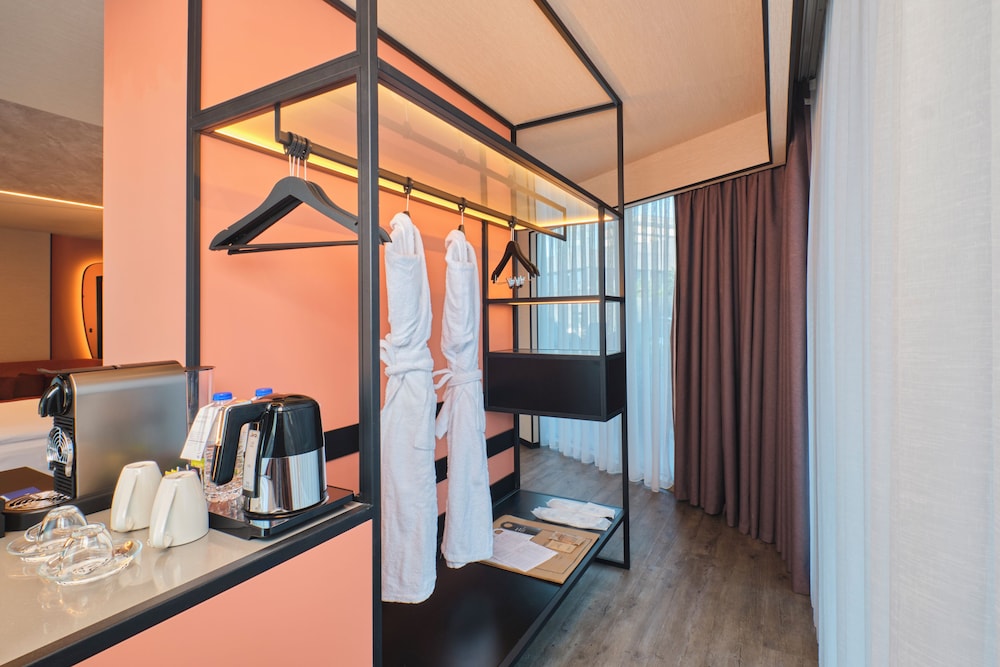 Suite Deluxe con 1 cama doble y sofá del hotel Novotel Istanbul Bomonti. Foto 3