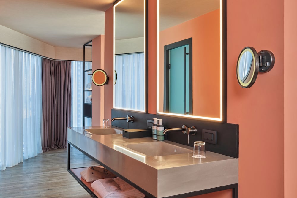 Suite Deluxe con 1 cama doble y sofá del hotel Novotel Istanbul Bomonti. Foto 4
