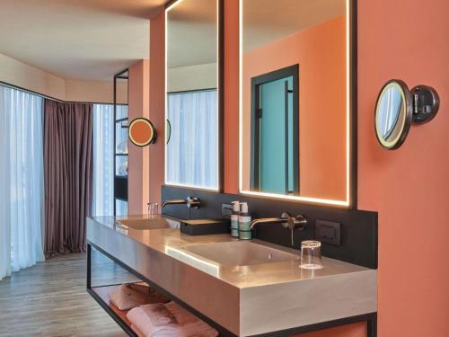 Suite Deluxe con 1 cama doble, sofá y terraza del hotel Novotel Istanbul Bomonti. Foto 3