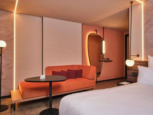Suite Deluxe con 1 cama doble, sofá y terraza del hotel Novotel Istanbul Bomonti. Foto 4