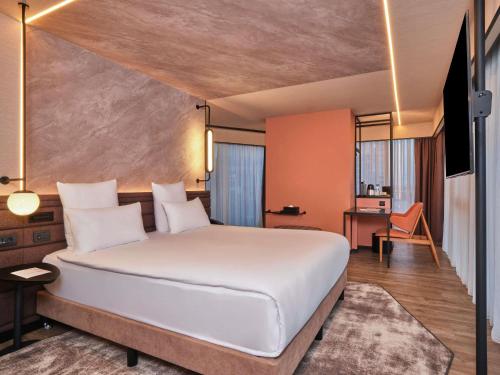 Suite Deluxe con 1 cama doble, sofá y terraza del hotel Novotel Istanbul Bomonti. Foto 6