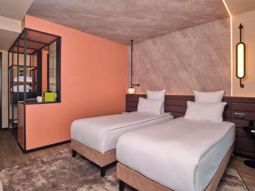 Habitación superior con 2 camas individuales del hotel Novotel Istanbul Bomonti. Foto 8