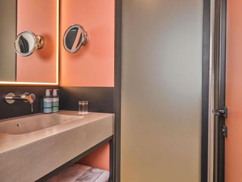 Habitación superior con 2 camas individuales del hotel Novotel Istanbul Bomonti. Foto 9