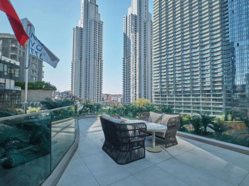 Suite Deluxe con 1 cama doble, sofá y terraza del hotel Novotel Istanbul Bomonti. Foto 9