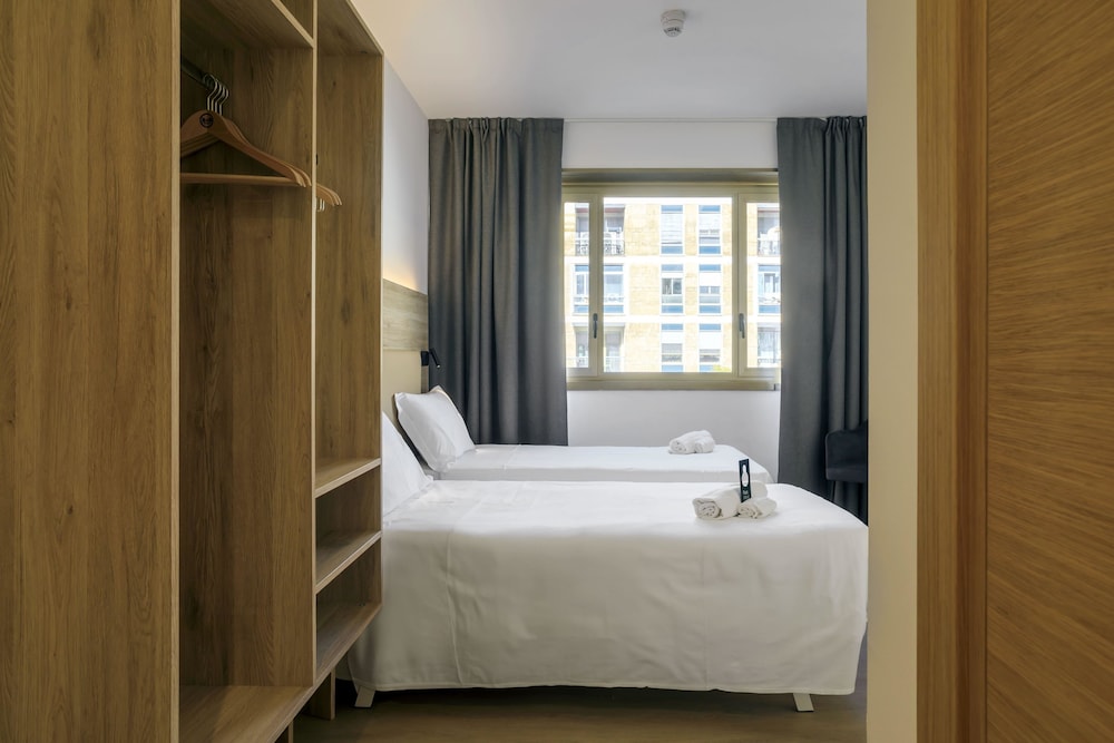 Habitación con 2 camas individuales del hotel B&B HOTEL Catania City Center. Foto 1