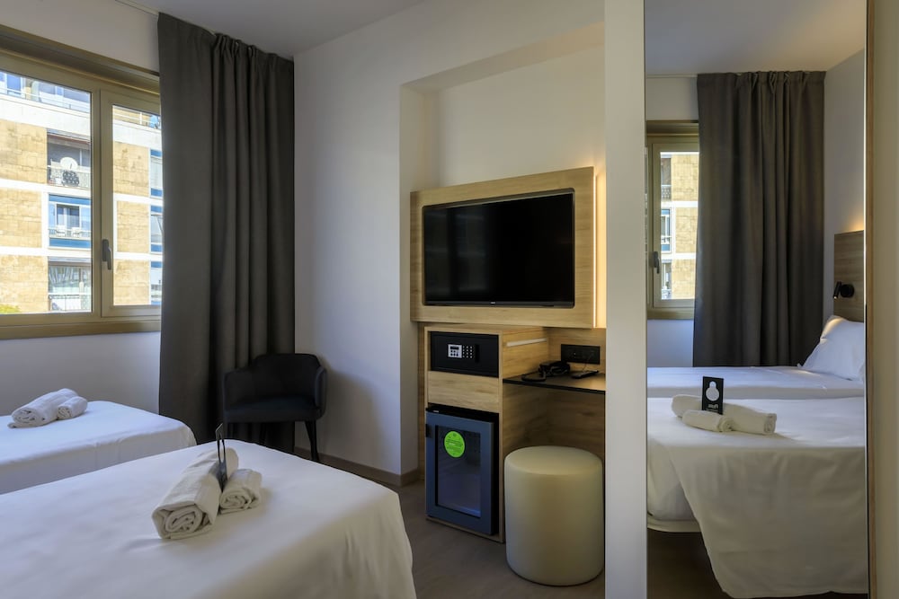 Habitación con 2 camas individuales del hotel B&B HOTEL Catania City Center. Foto 2