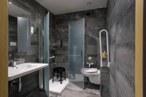 Habitación Doble adaptada para personas con movilidad reducida del hotel B&B HOTEL Catania City Center. Foto 3