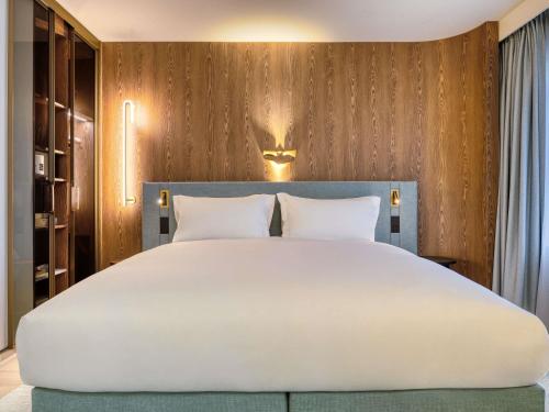 Suite Junior Executive con cama extragrande del hotel Mövenpick Brussels Airport. Foto 4