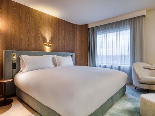 Suite Junior Executive con cama extragrande del hotel Mövenpick Brussels Airport. Foto 5