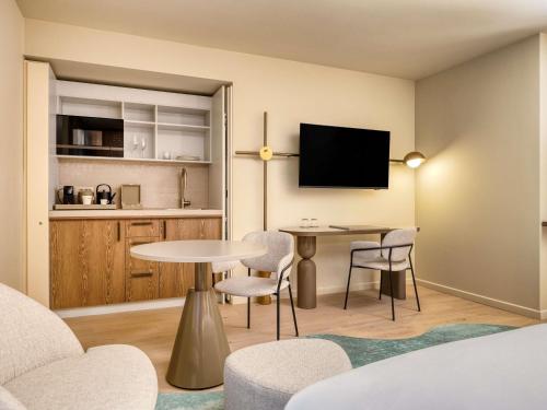 Suite Junior Executive con cama extragrande del hotel Mövenpick Brussels Airport. Foto 7