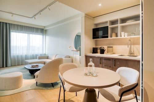 Suite Junior Executive con cama extragrande del hotel Mövenpick Brussels Airport. Foto 9