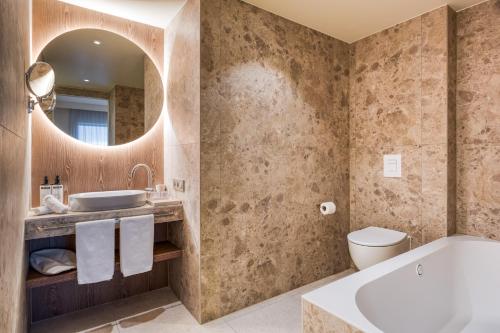 Suite Junior Executive con cama extragrande del hotel Mövenpick Brussels Airport. Foto 10