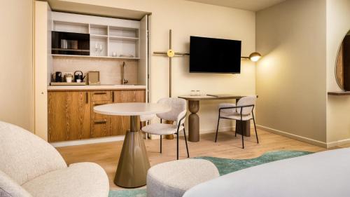 Suite Junior con cama extragrande del hotel Mövenpick Brussels Airport. Foto 10