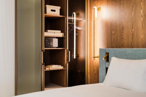 Suite Junior con cama extragrande del hotel Mövenpick Brussels Airport. Foto 12