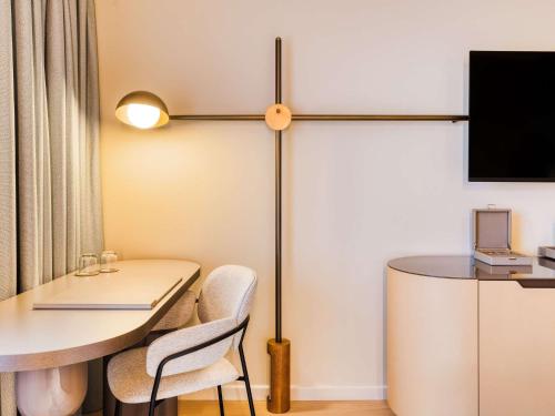 Habitación Doble Estándar - 2 camas del hotel Mövenpick Brussels Airport. Foto 9