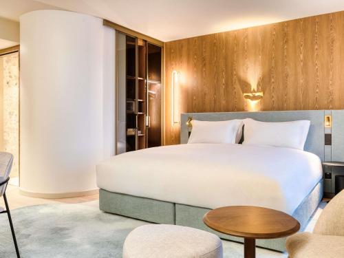 Suite Junior Executive con cama extragrande del hotel Mövenpick Brussels Airport. Foto 11