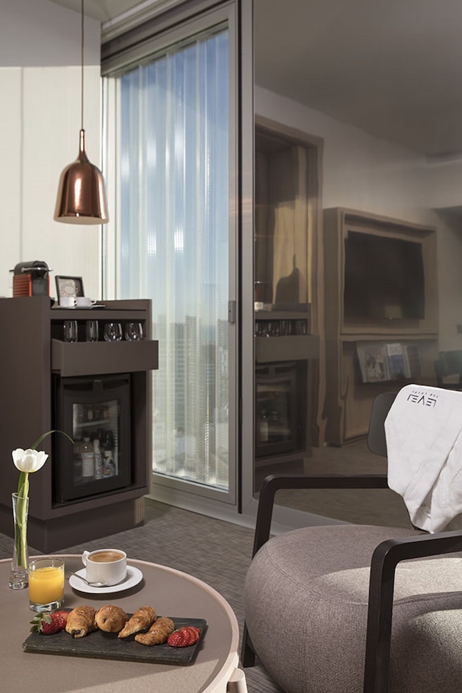 The Level Master Suite Vista Mar del hotel Melia Barcelona Sky. Foto 1