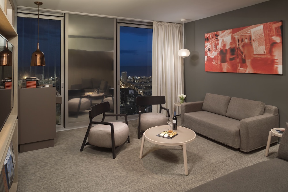The Level Master Suite Vista Mar del hotel Melia Barcelona Sky. Foto 3