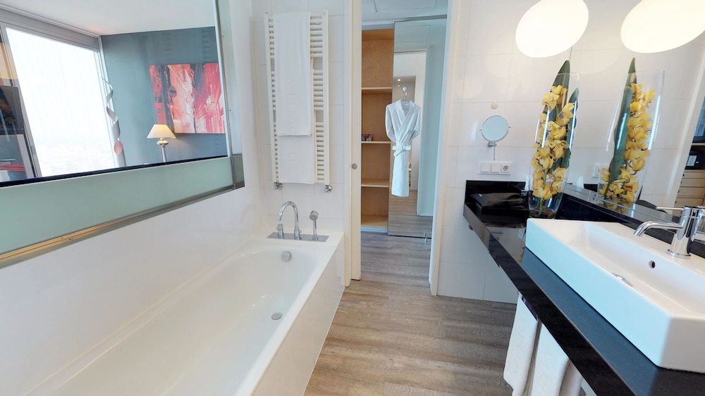 The Level Grand Premium vista Mar del hotel Melia Barcelona Sky. Foto 4