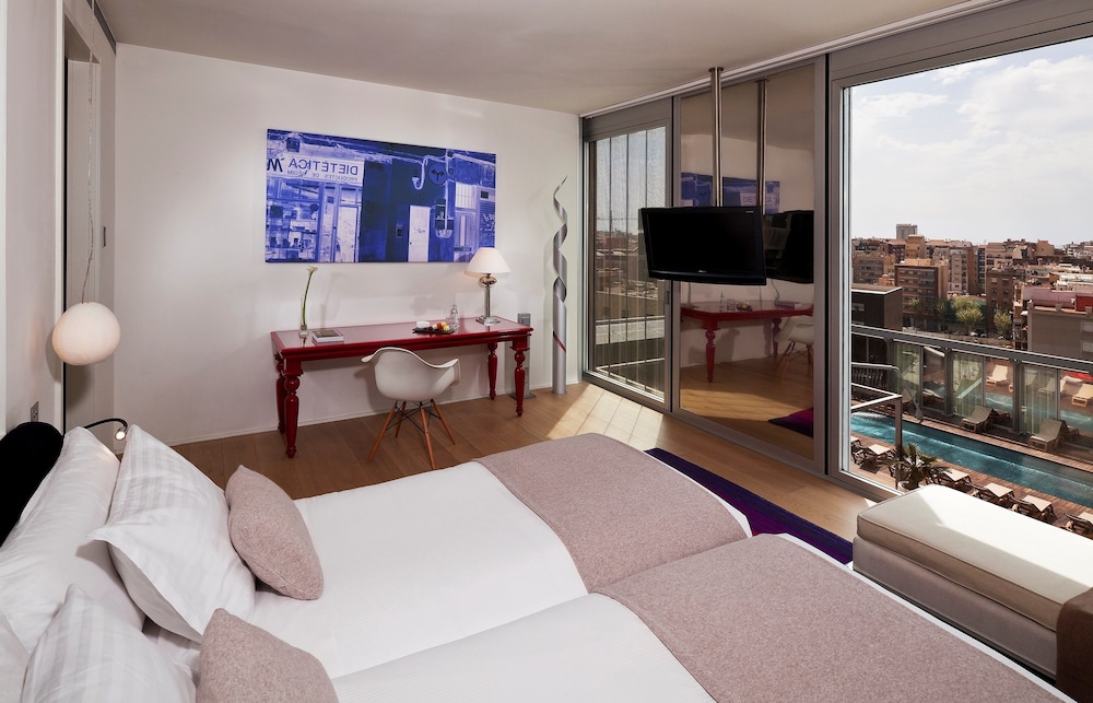 Connected Family Room Vista Piscina del hotel Melia Barcelona Sky