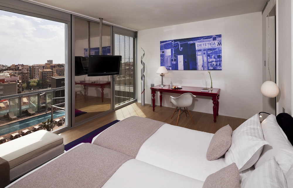 Connected Family Room Vista Piscina del hotel Melia Barcelona Sky. Foto 1