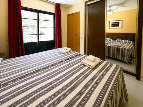 Apartamento de 1 dormitorio con balcón y vistas al mar del hotel Complejo Las Tres Palmeras. Foto 4