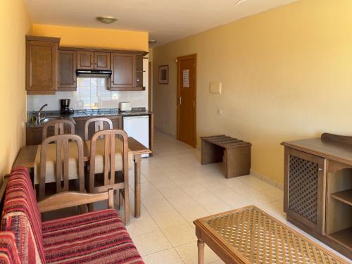 Apartamento de 1 dormitorio con balcón y vistas al mar del hotel Complejo Las Tres Palmeras. Foto 5