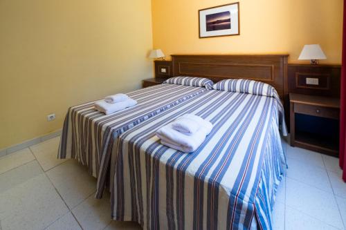 Apartamento de 1 dormitorio con balcón y vistas al mar del hotel Complejo Las Tres Palmeras. Foto 2