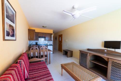 Apartamento de 1 dormitorio con balcón y vistas al mar del hotel Complejo Las Tres Palmeras. Foto 9