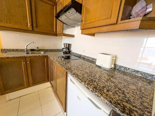 Apartamento de 1 dormitorio con balcón y vistas al mar del hotel Complejo Las Tres Palmeras. Foto 6