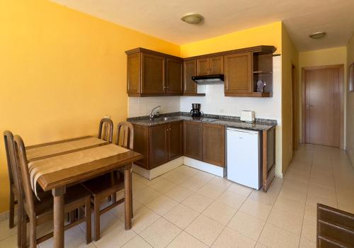 Apartamento de 1 dormitorio con balcón y vistas al mar del hotel Complejo Las Tres Palmeras. Foto 13