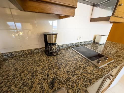 Apartamento de 1 dormitorio con balcón y vistas al mar del hotel Complejo Las Tres Palmeras. Foto 7