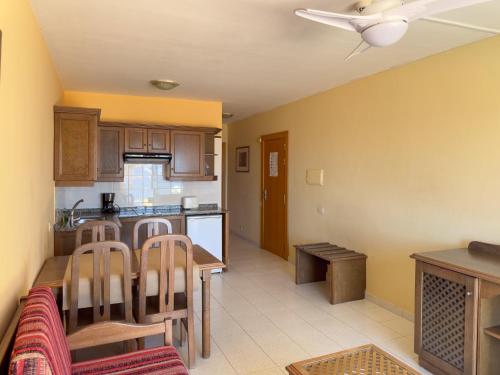 Apartamento de 1 dormitorio con balcón y vistas al mar del hotel Complejo Las Tres Palmeras. Foto 10