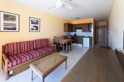 Apartamento de 1 dormitorio con balcón y vistas al mar del hotel Complejo Las Tres Palmeras. Foto 12