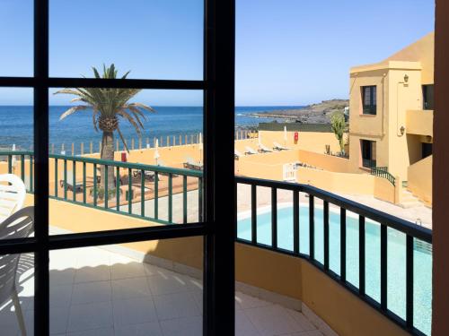 Apartamento de 1 dormitorio con balcón y vistas al mar del hotel Complejo Las Tres Palmeras. Foto 18