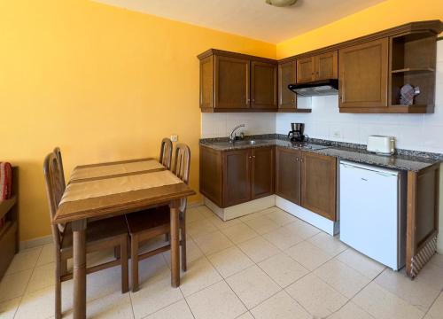 Apartamento de 1 dormitorio con balcón y vistas al mar del hotel Complejo Las Tres Palmeras. Foto 16