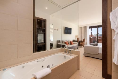 Habitación Doble con vistas laterales al mar del hotel Barceló Tenerife. Foto 4