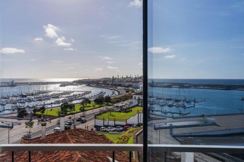 Suite Junior con vistas al océano del hotel Grand Açores Atlântico. Foto 3